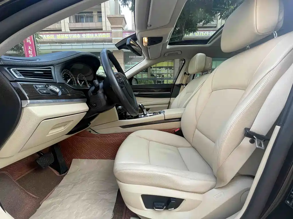 BMW 7 Series — миниатюра 9