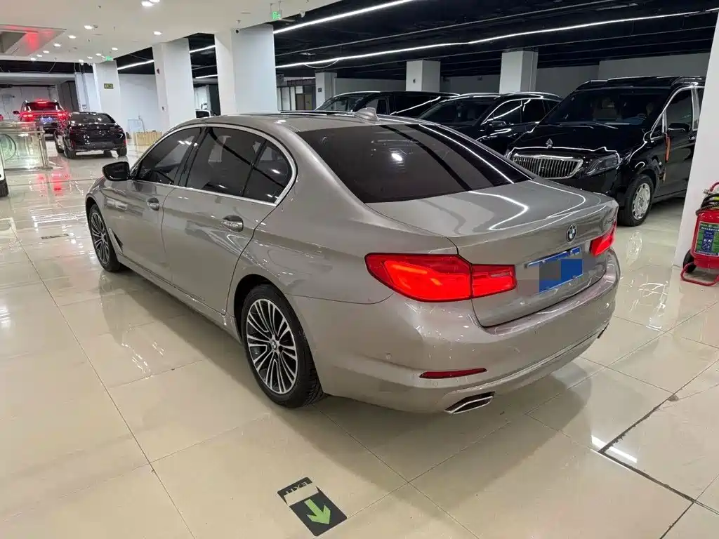 BMW 5 Series — миниатюра 12