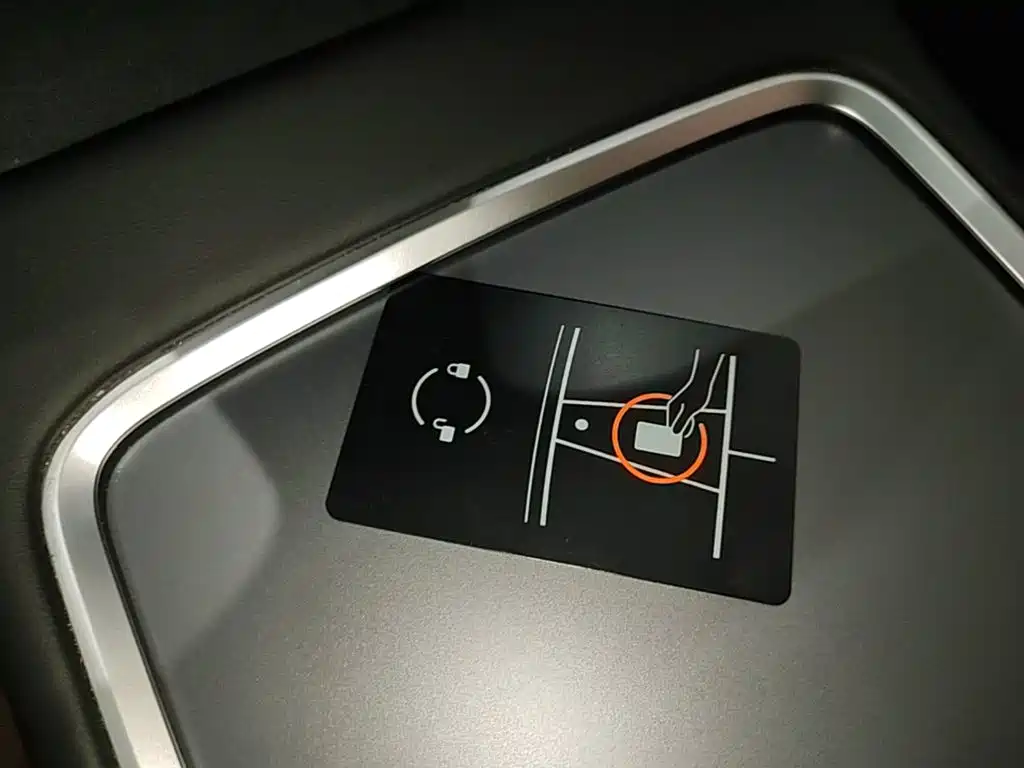Tesla Model Y — миниатюра 9