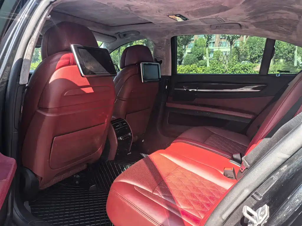 BMW 7 Series — миниатюра 6