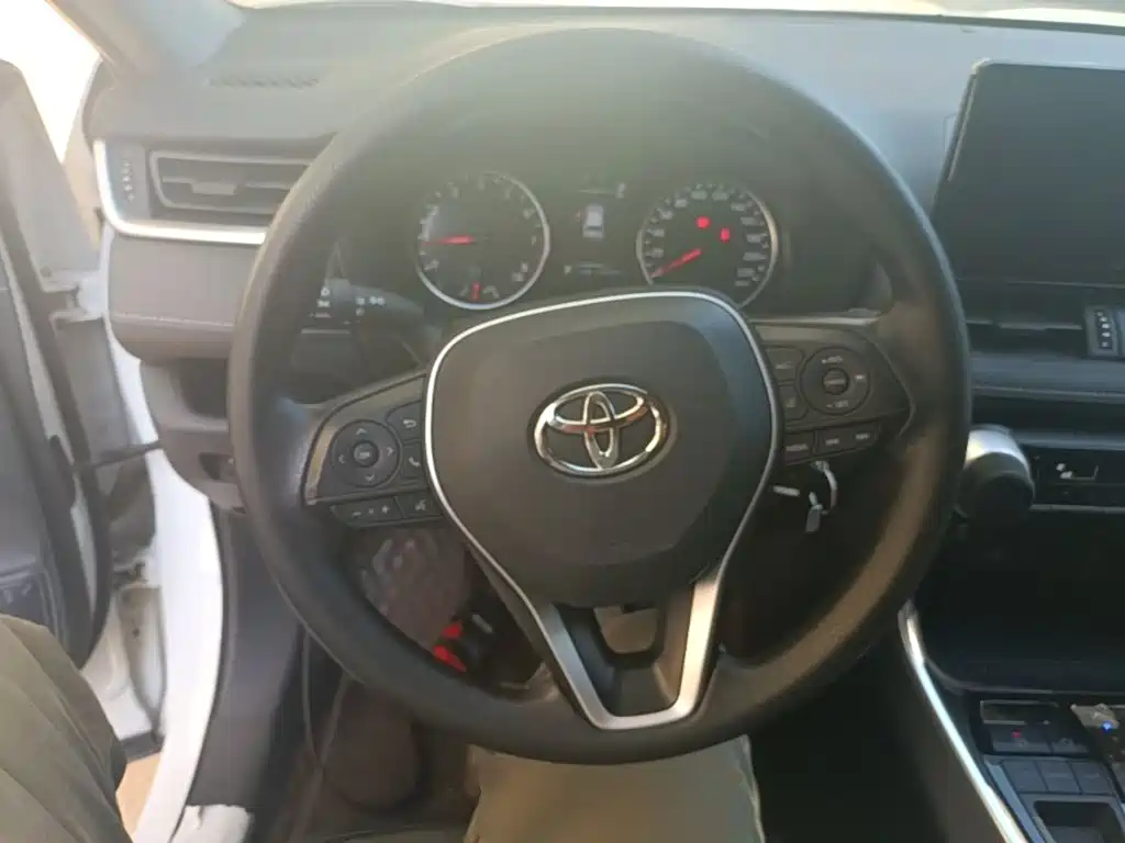 Toyota RAV4 — миниатюра 11