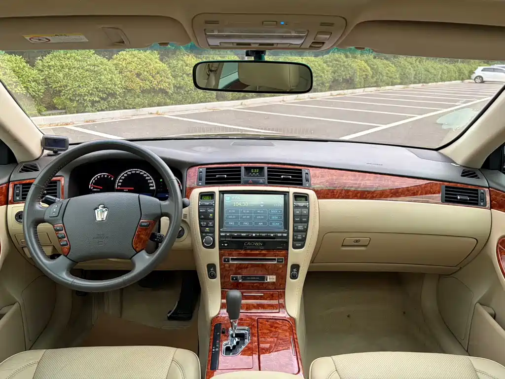 Toyota Crown — миниатюра 10