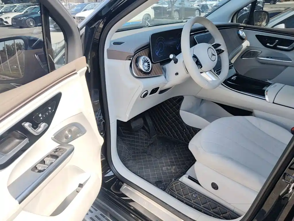 Mercedes-Benz EQE SUV — миниатюра 21