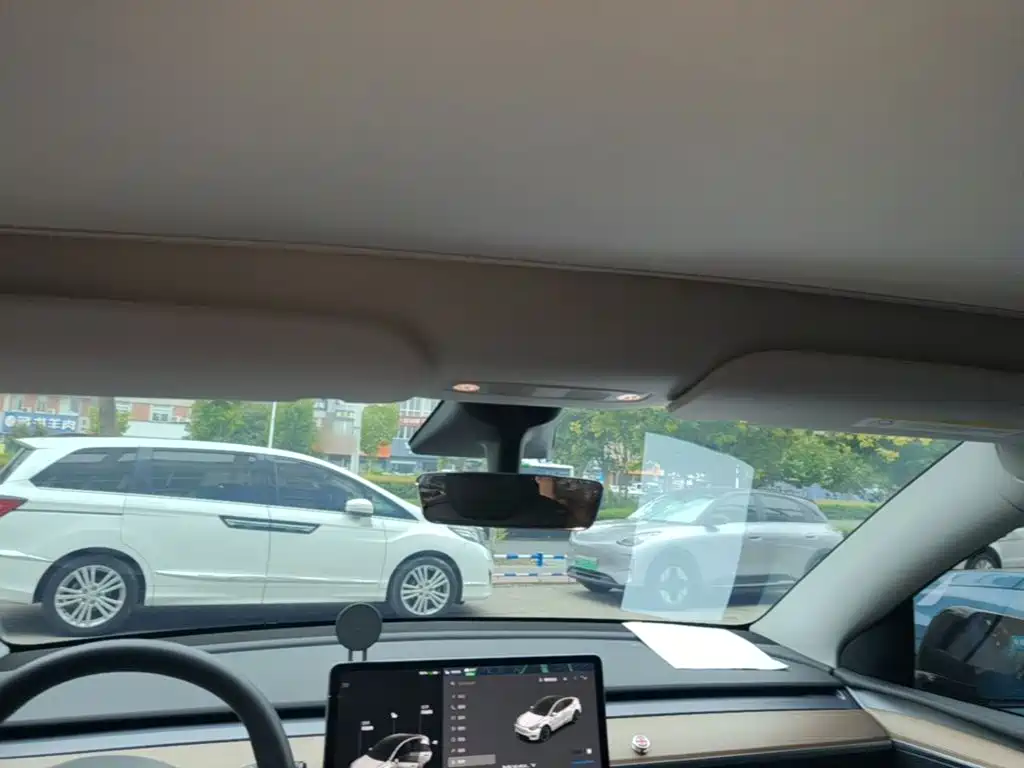 Tesla Model Y — миниатюра 18