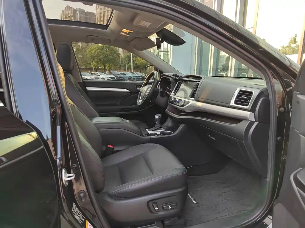 Toyota Highlander 2021 2.0T Luxury 7 мест