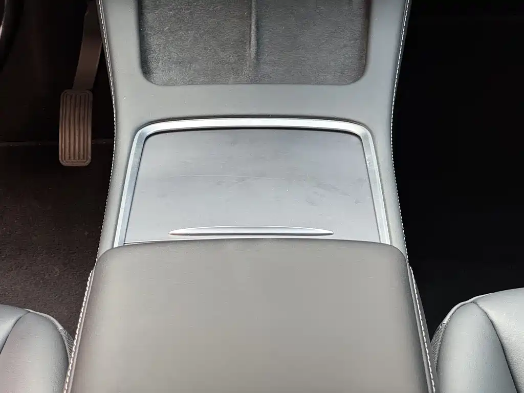 Tesla Model Y — миниатюра 12