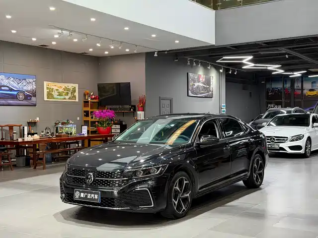 VOLKSWAGEN PASSAT 2023