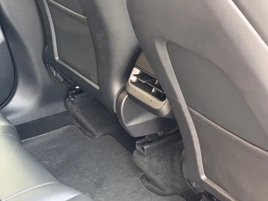 Tesla Model Y — миниатюра 19