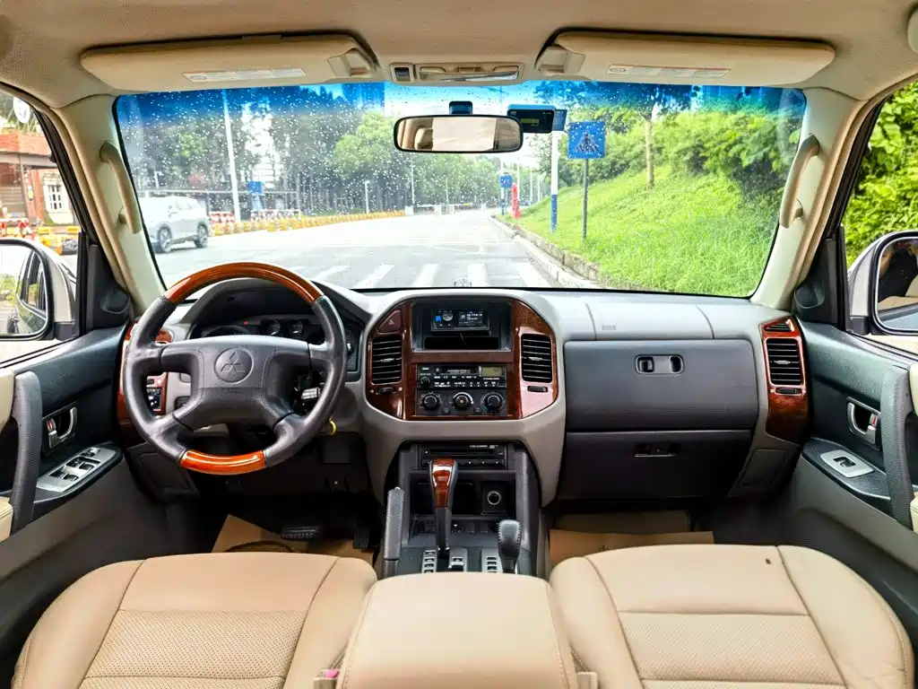 Mitsubishi Pajero (Import) — миниатюра 8