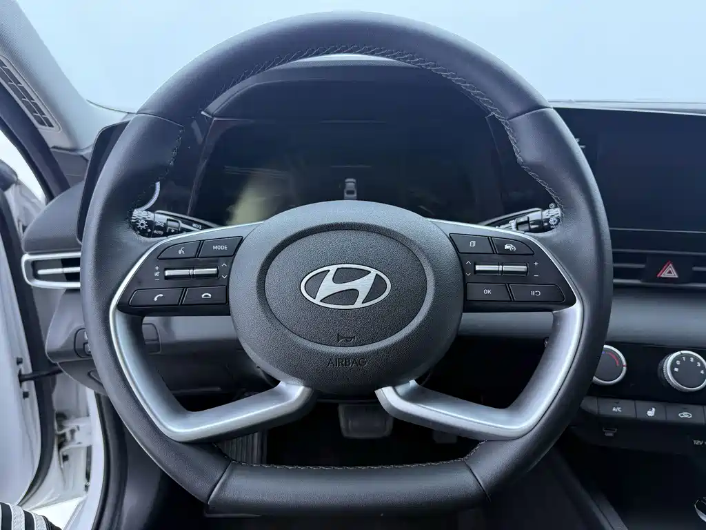 Hyundai Elantra — миниатюра 12