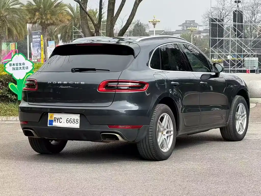 PORSCHE MACAN