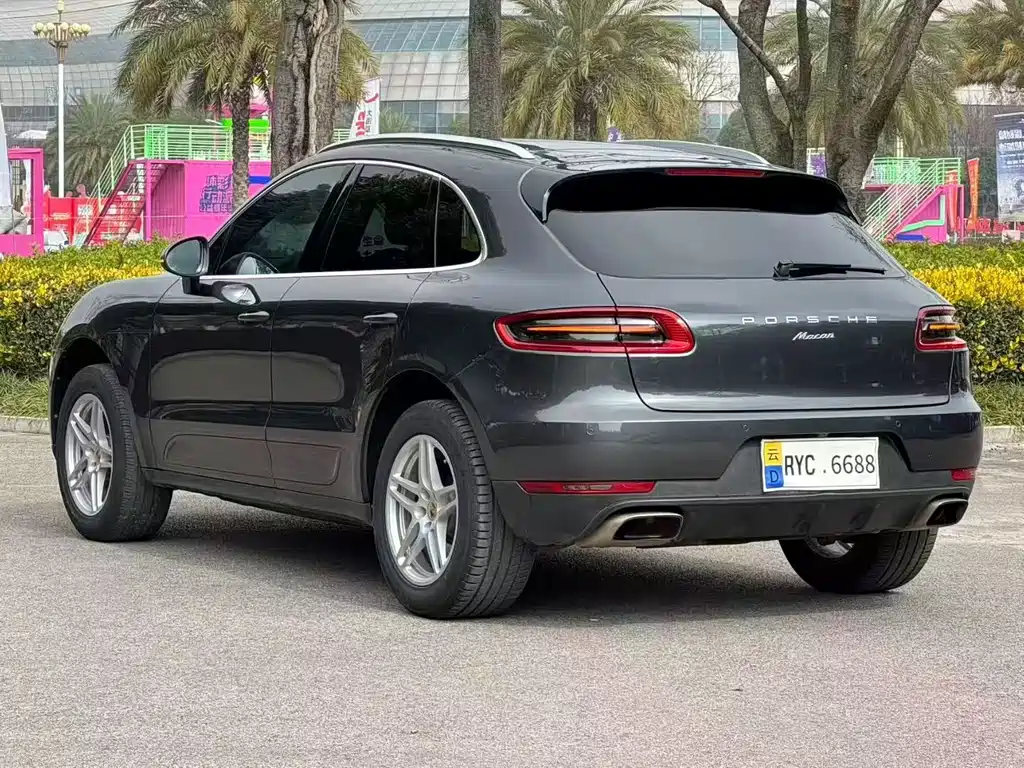 PORSCHE MACAN
