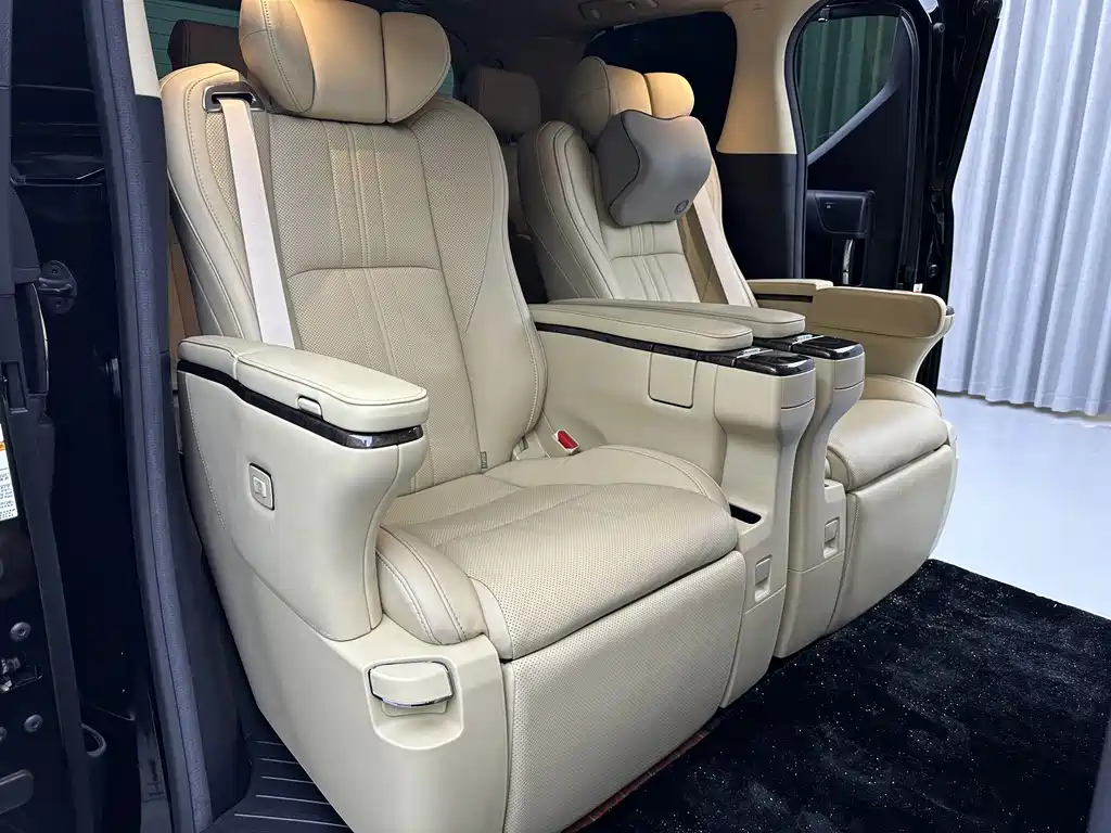 Toyota Alphard — миниатюра 11