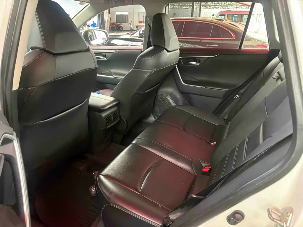Toyota RAV4 — миниатюра 6