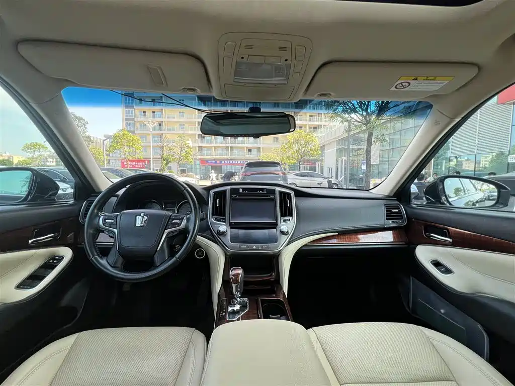 Toyota Crown — миниатюра 5