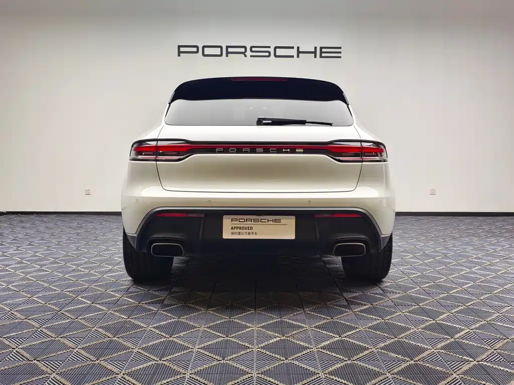 PORSCHE MACAN
