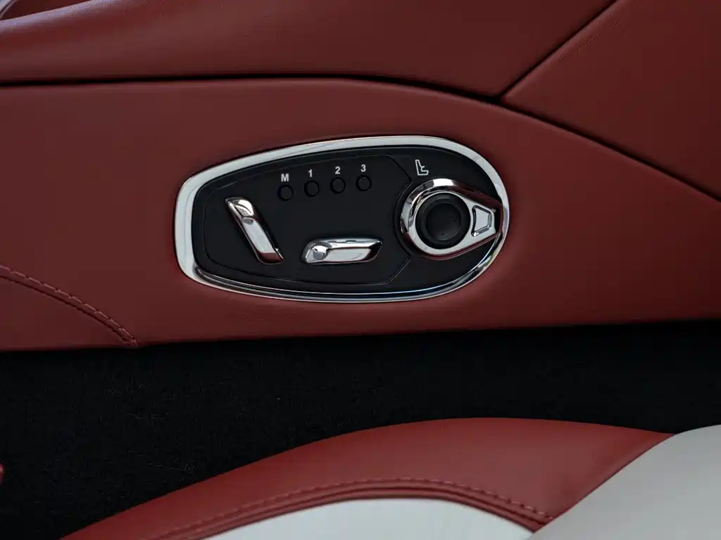 Aston Martin DBS — миниатюра 14