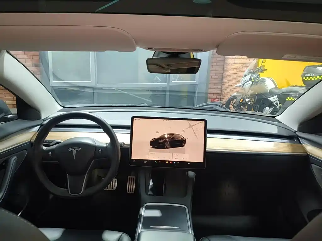 Tesla Model 3 — миниатюра 12