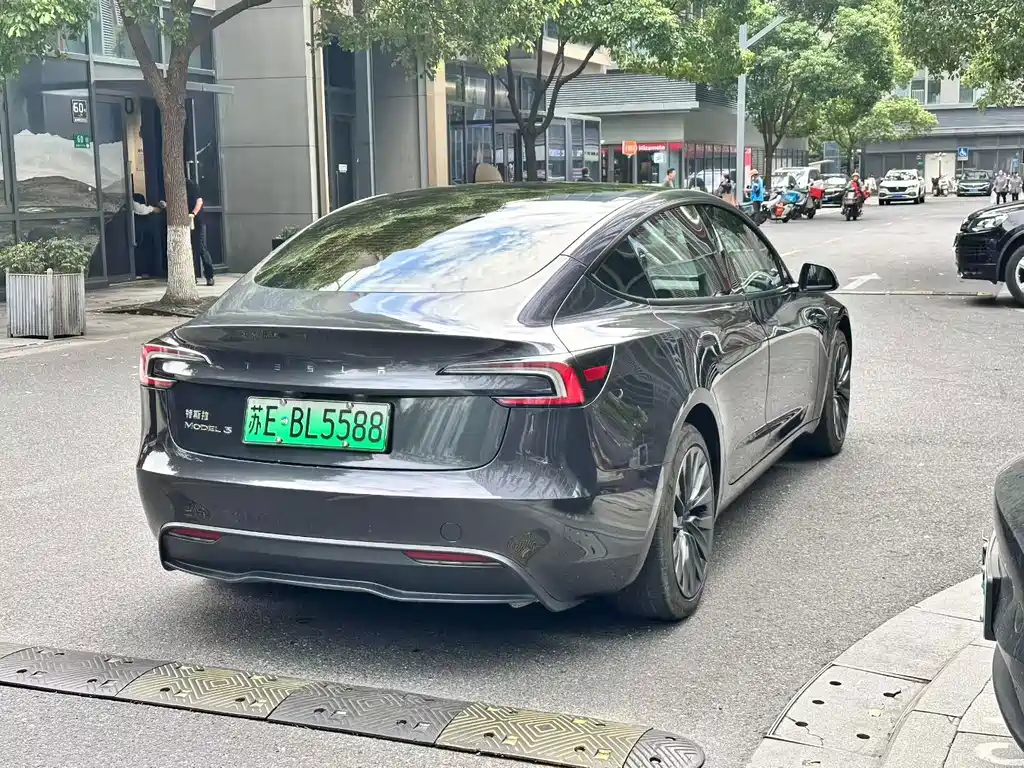 Tesla Model 3 — миниатюра 7