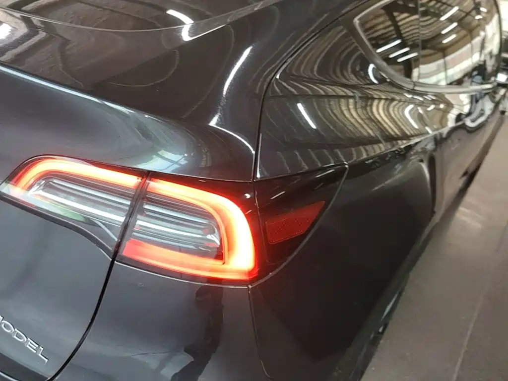 Tesla Model Y — миниатюра 8