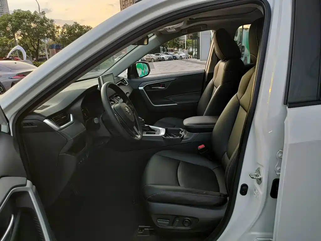 Toyota RAV4 — миниатюра 7