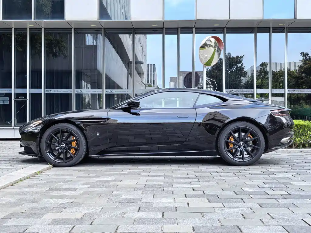 Aston Martin DB11 — миниатюра 6