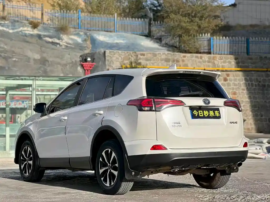 Toyota RAV4 — миниатюра 7