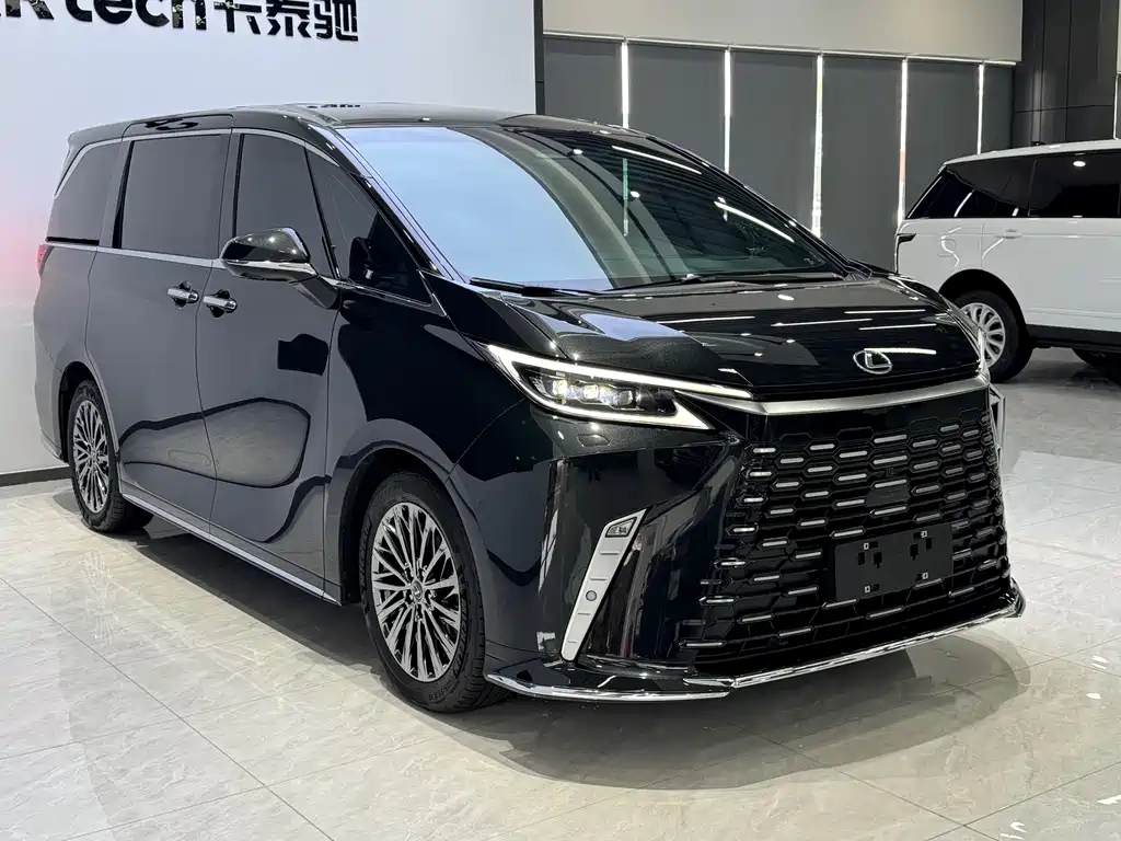 Lexus LM 2023 500h мест