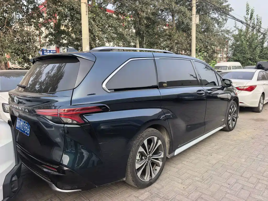 Toyota Granvia — миниатюра 3