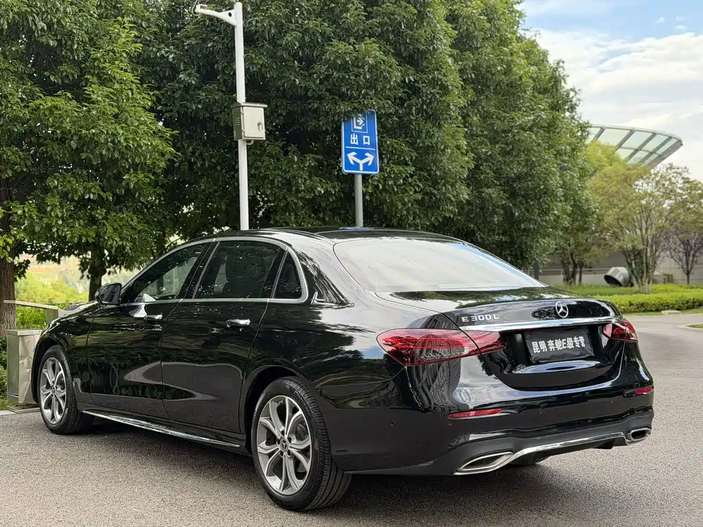 Mercedes-Benz E-Class — миниатюра 9
