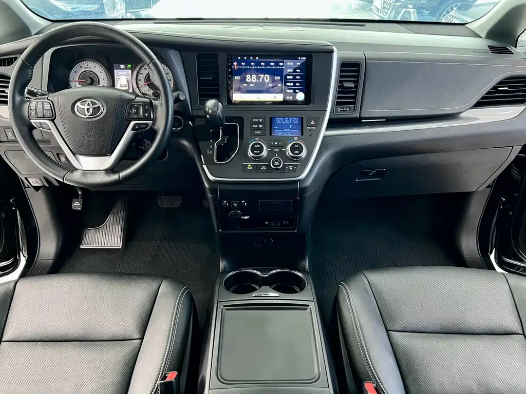 Toyota Sienna — миниатюра 9