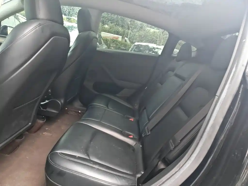 Tesla Model Y — миниатюра 17