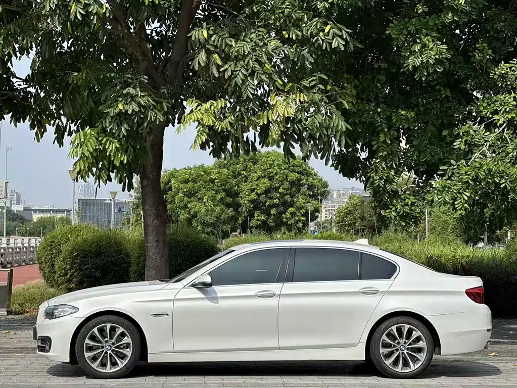 BMW 5 Series — миниатюра 14