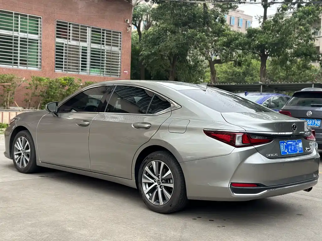 Lexus ES 2020 200