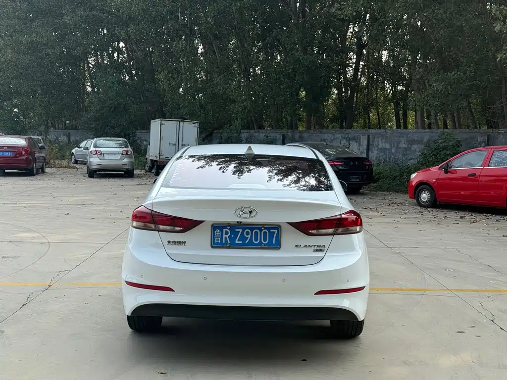 Hyundai Elantra — миниатюра 5