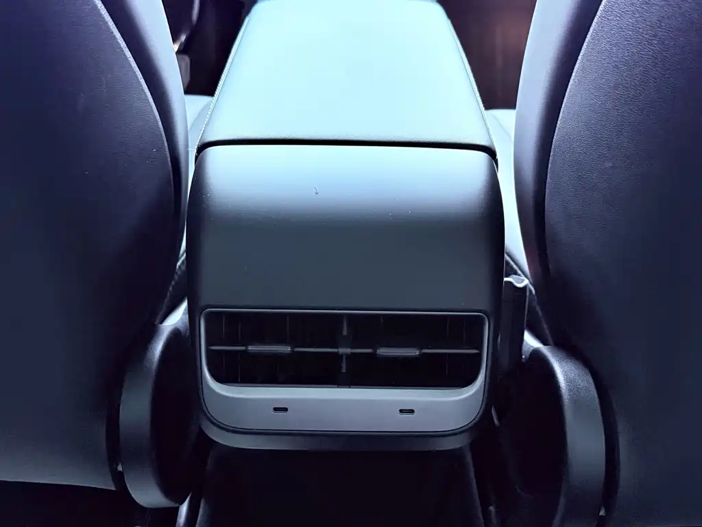 Tesla Model Y — миниатюра 17