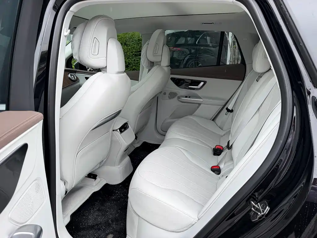 Mercedes-Benz EQE SUV — миниатюра 12