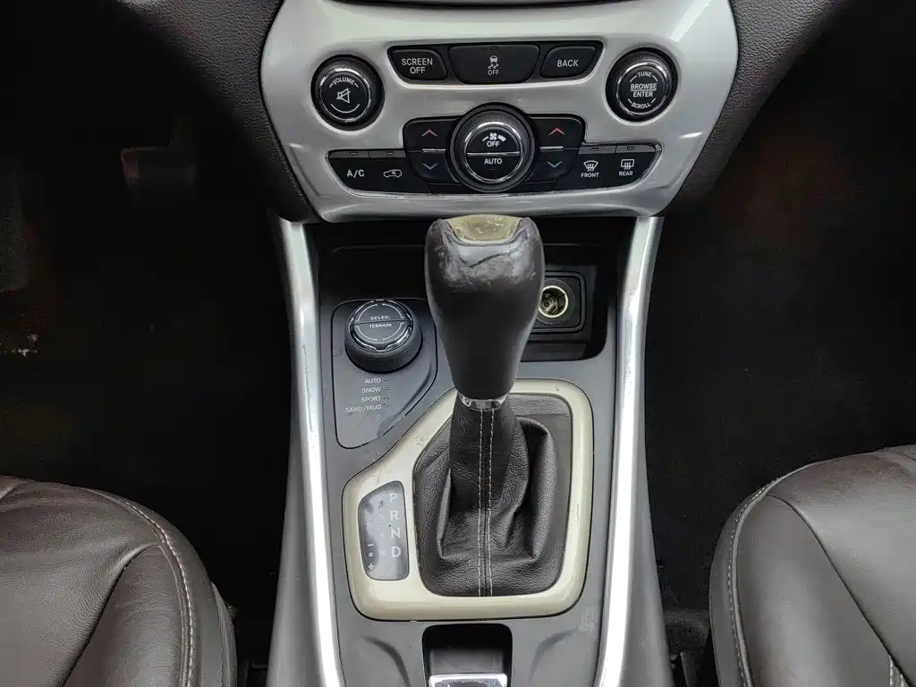 Jeep Cherokee (Import) — миниатюра 13