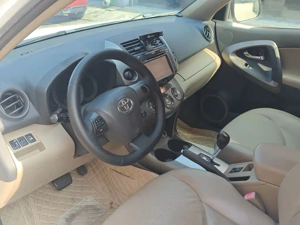 Toyota RAV4 — миниатюра 8