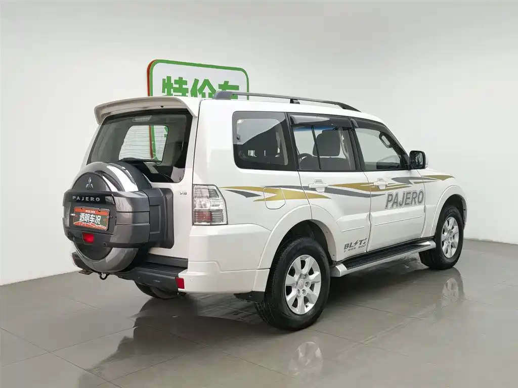 MITSUBISHI PAJERO