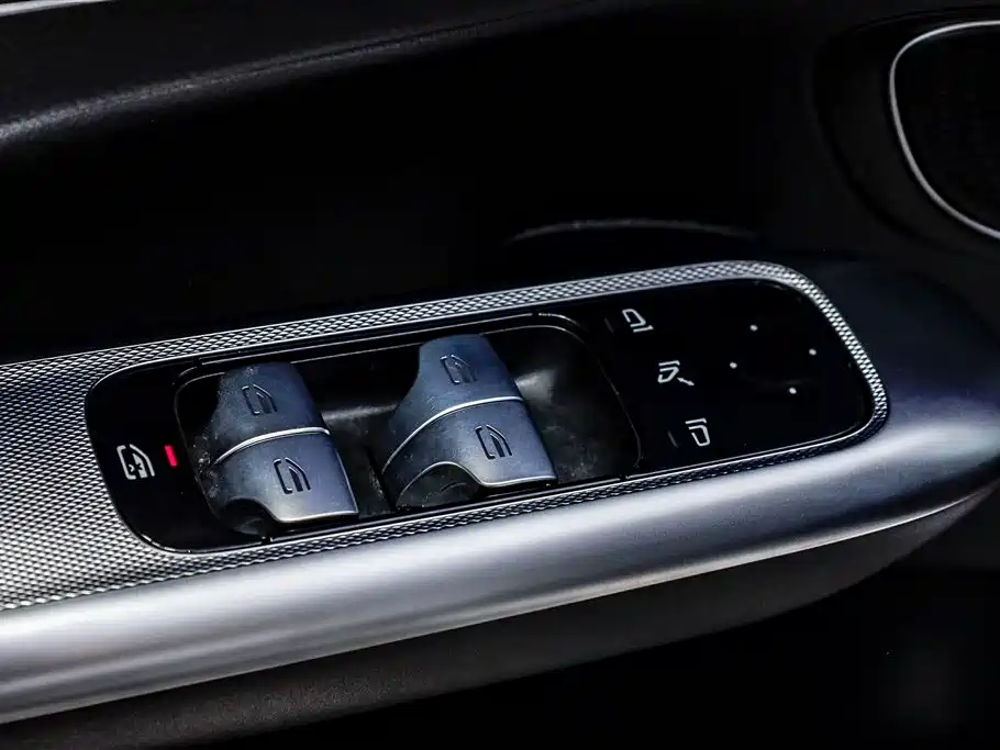 Mercedes-Benz GLC 2023 GLC 260 L 4MATIC 5 мест