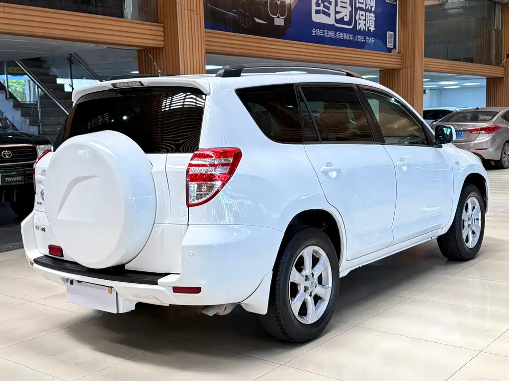 Toyota RAV4 — миниатюра 6