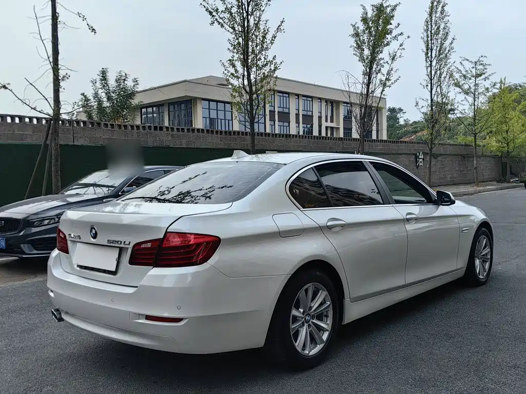 BMW 5 Series — миниатюра 8