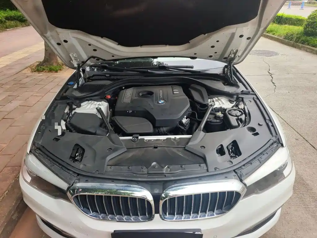 BMW 5 Series — миниатюра 11