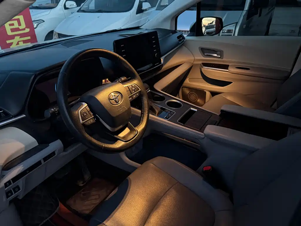 Toyota Sienna — миниатюра 3