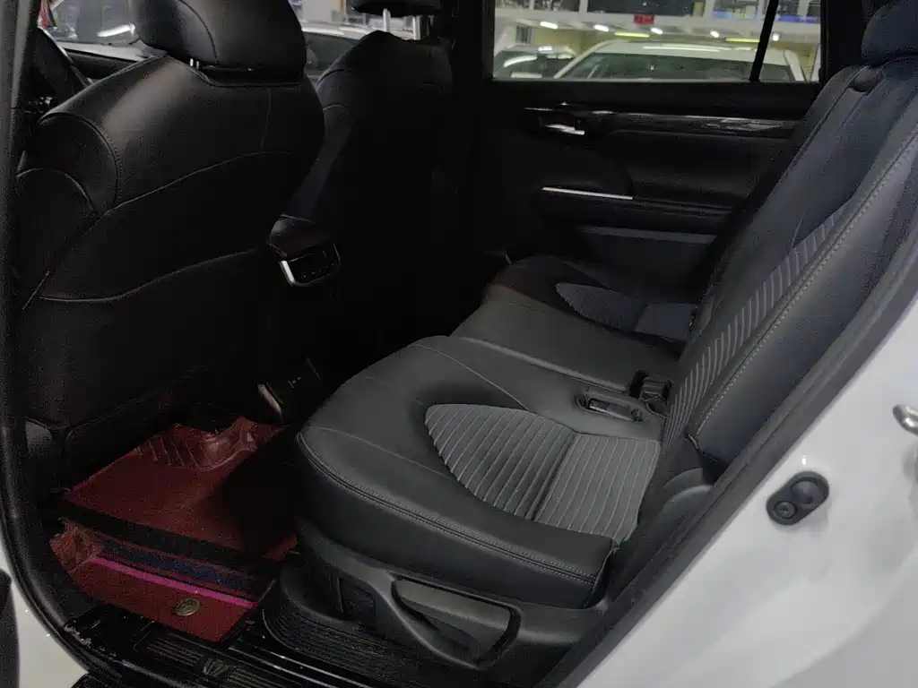 Toyota Crown Kluger — миниатюра 6