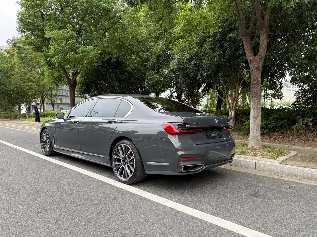 BMW 7 Series — миниатюра 6