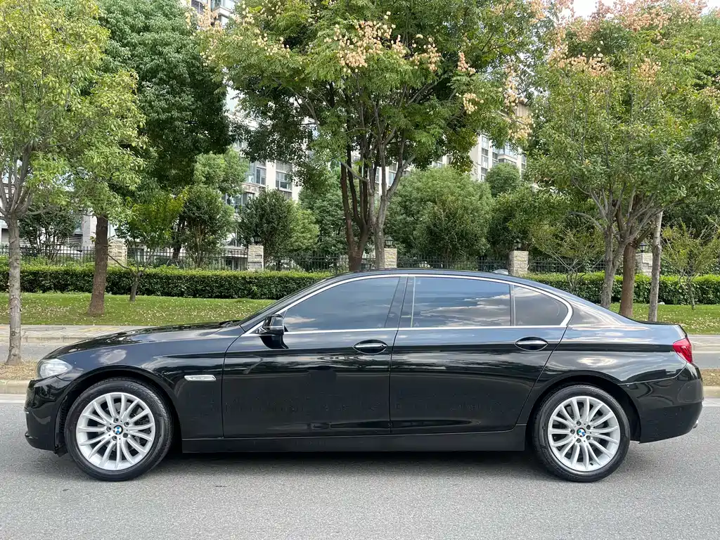BMW 5 Series — миниатюра 7