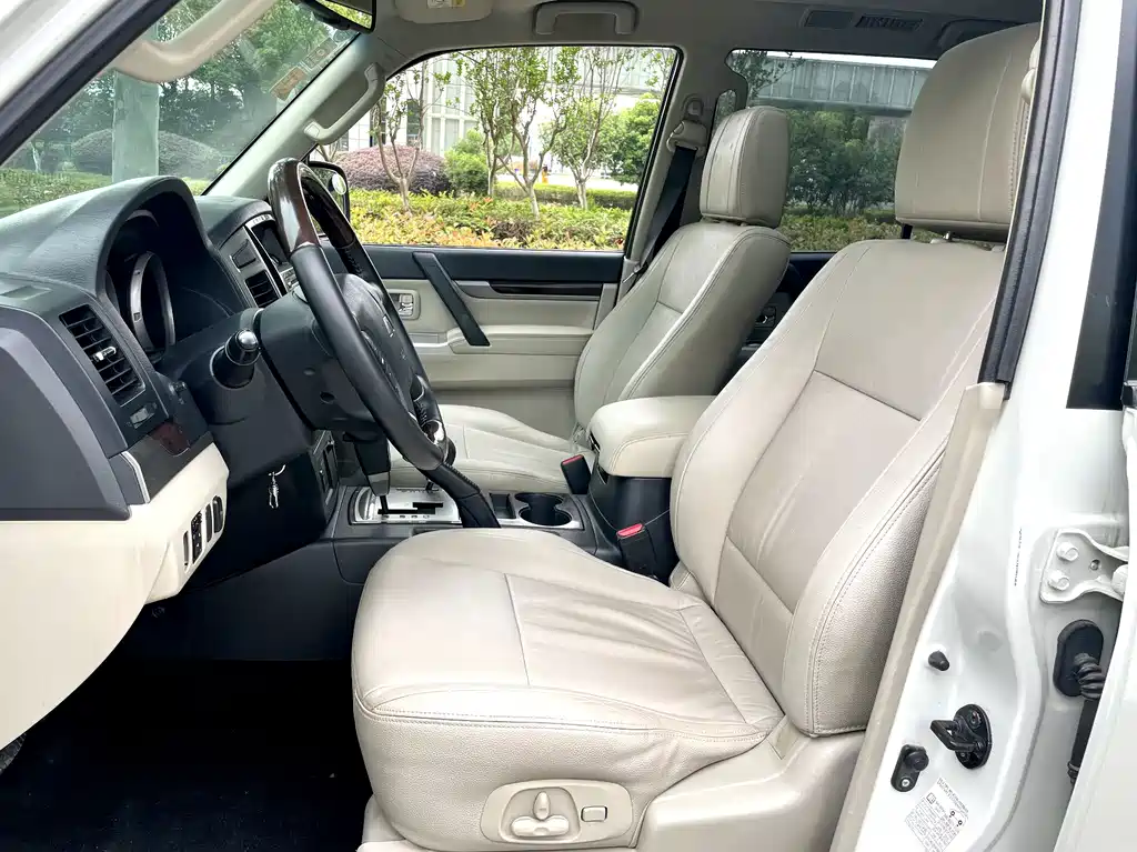 Mitsubishi Pajero (Import) — миниатюра 8
