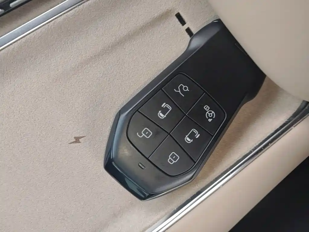 XPeng X9 — миниатюра 9